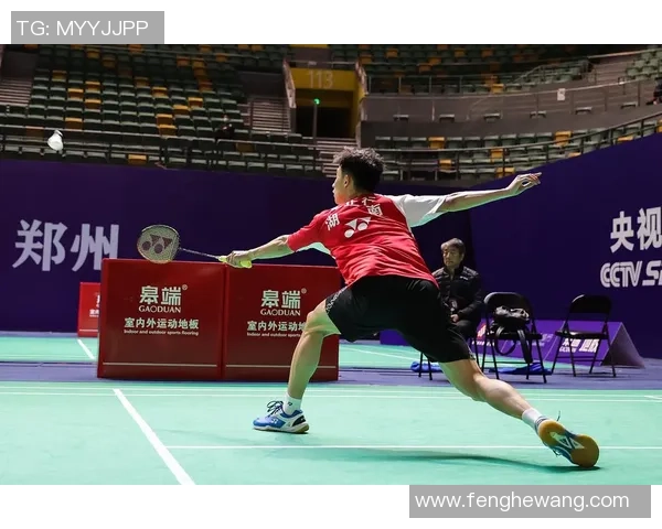 足球明星转战羽毛球赛场展现惊人天赋引热议